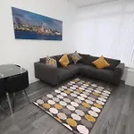 Stylish 7 Bed House, Close To City Centre